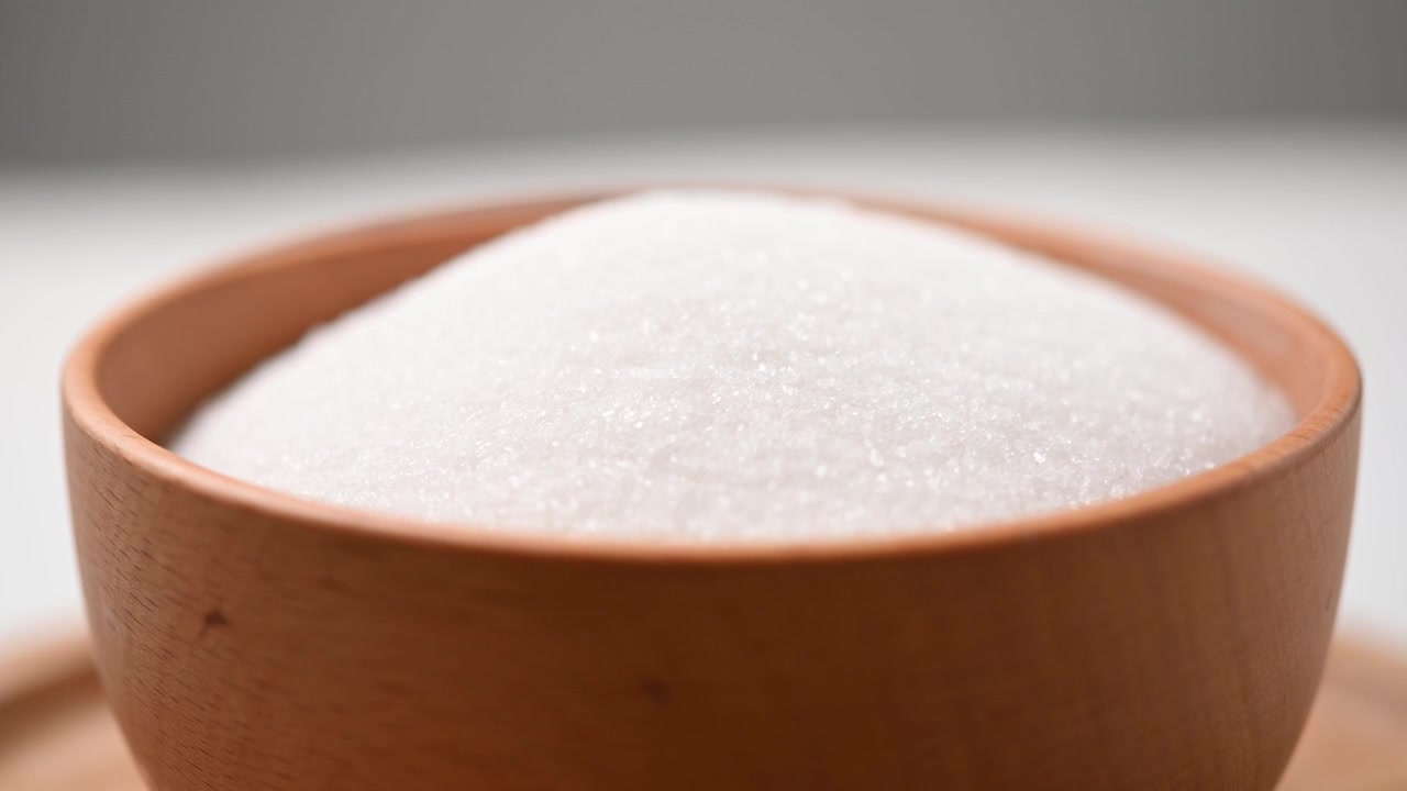 Ciotola di Legno con Zucchero Bianco