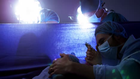 equipo de médicos examinando a la mujer embarazada durante el parto