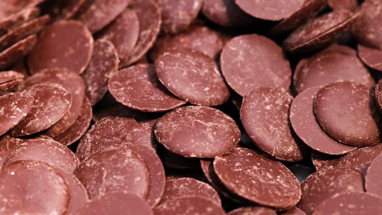 초콜릿 디스크가 움직이거나 배열되고 있습니다.