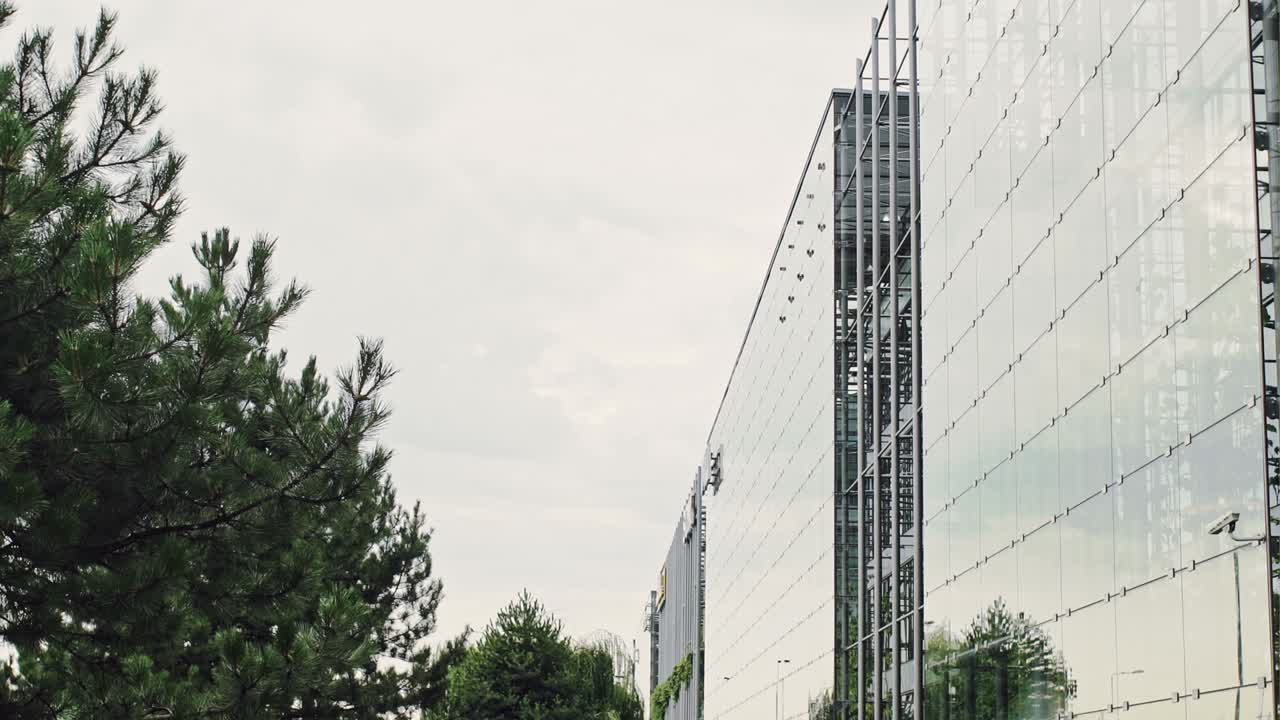 vista de abajo de los rascacielos modernos en el distrito de negocios