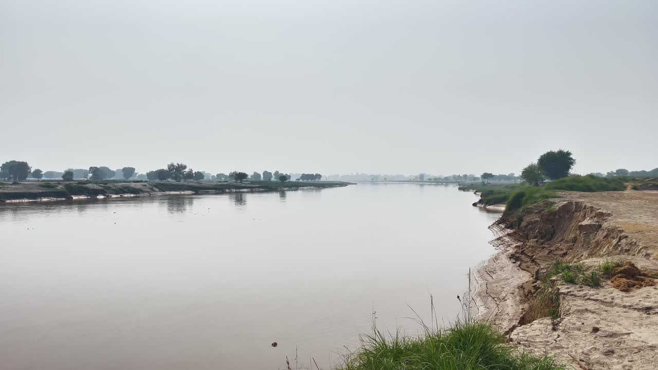 Splendida vista sul fiume con acque calme, paesaggio rurale e un'atmosfera naturale serena