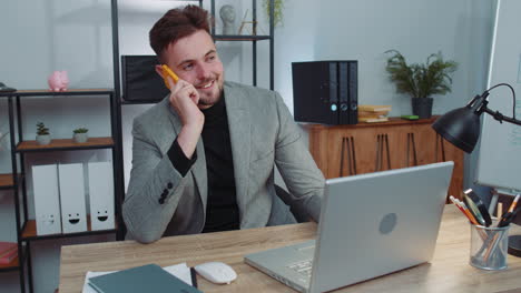 Hombre-De-Negocios-Con-Traje-Trabajando,-Hablando-Por-Teléfono-Móvil-En-La-Oficina-Usando-Aplicaciones-De-Chat-De-Mensajería