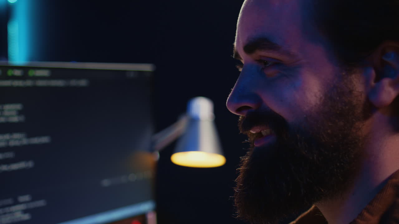 optimista teletrabajo profesional en el apartamento escribiendo líneas de código, de cerca