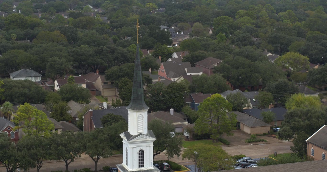 Teksas, Güneybatı Houston'daki mahalle kilisesi ve evlerin kuşbakışı görünümü