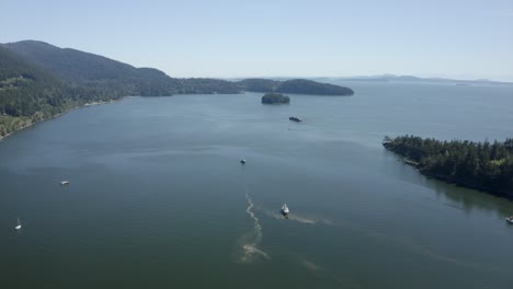 Drohne-Fliegt-über-Segelboote-Im-Puget-Sound---Bootfahren,-Drohne,-Pnw