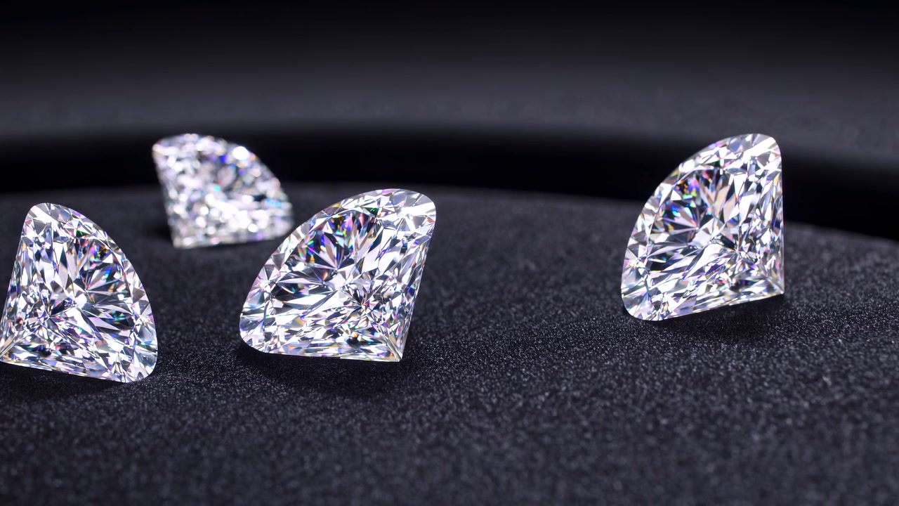 Funkelnde Diamanten im Trillion-Schliff auf dunklem Hintergrund