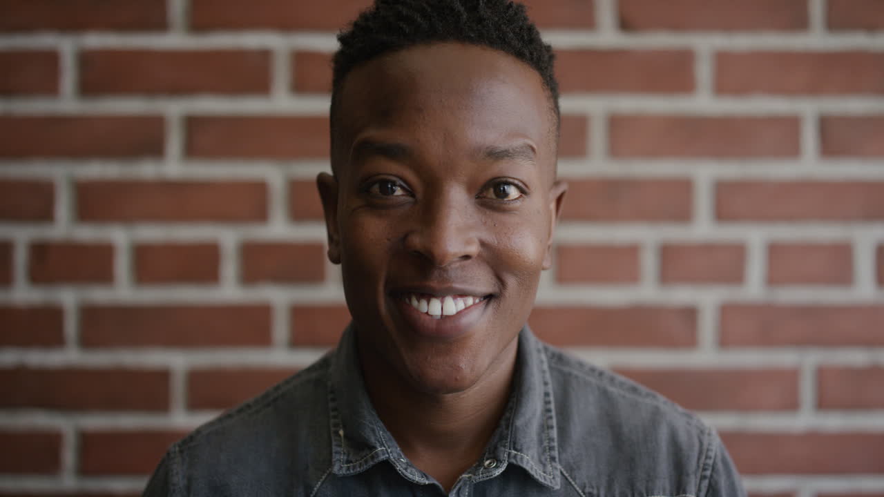 retrato joven hombre afroamericano estudiante sonriendo feliz disfrutando del estilo de vida éxito cámara lenta