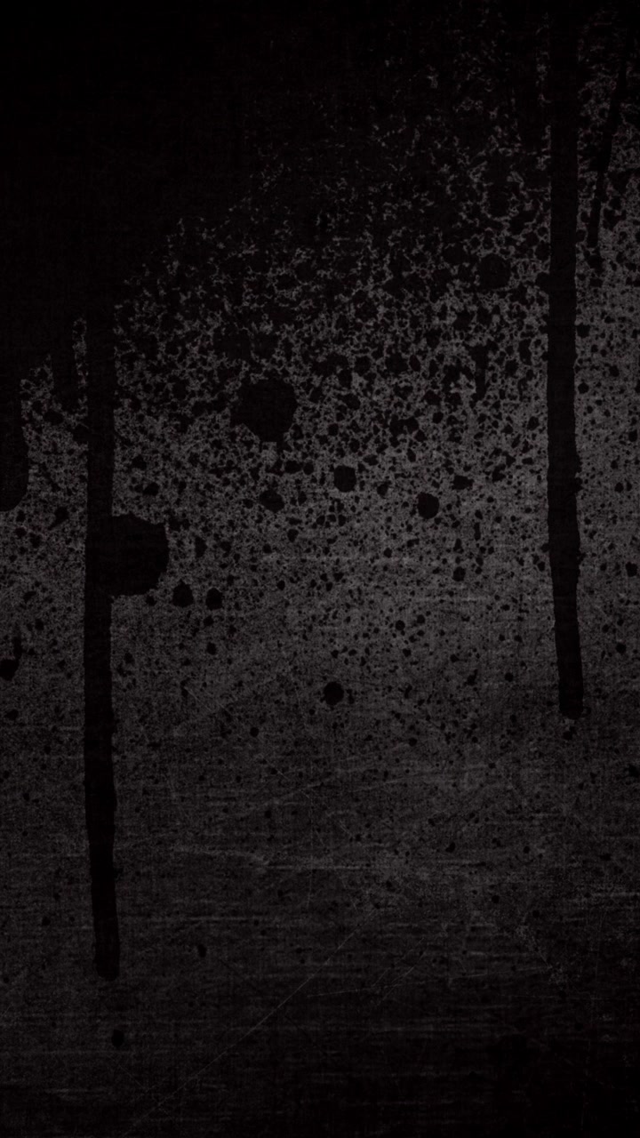 Luci della polizia lampeggianti su un muro insanguinato sulla scena del crimine, perfetto per un video verticale a tema horror o thriller.
