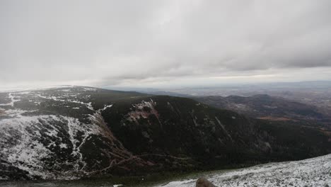 Blick-Auf-Den-Berghang,-Polen,-Schneebedeckte-Berge