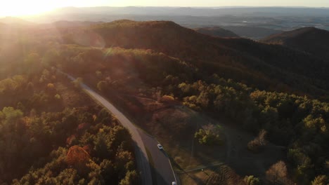 Drone-Volando-Alrededor-De-Las-Montañas-Blue-Ridge-En-Virginia,-Estados-Unidos-En-La-Hora-Dorada