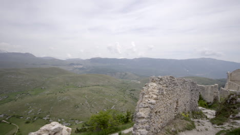 panorámica del castillo medieval de la fortaleza de calascio, una pequeña ciudad de abruzzo