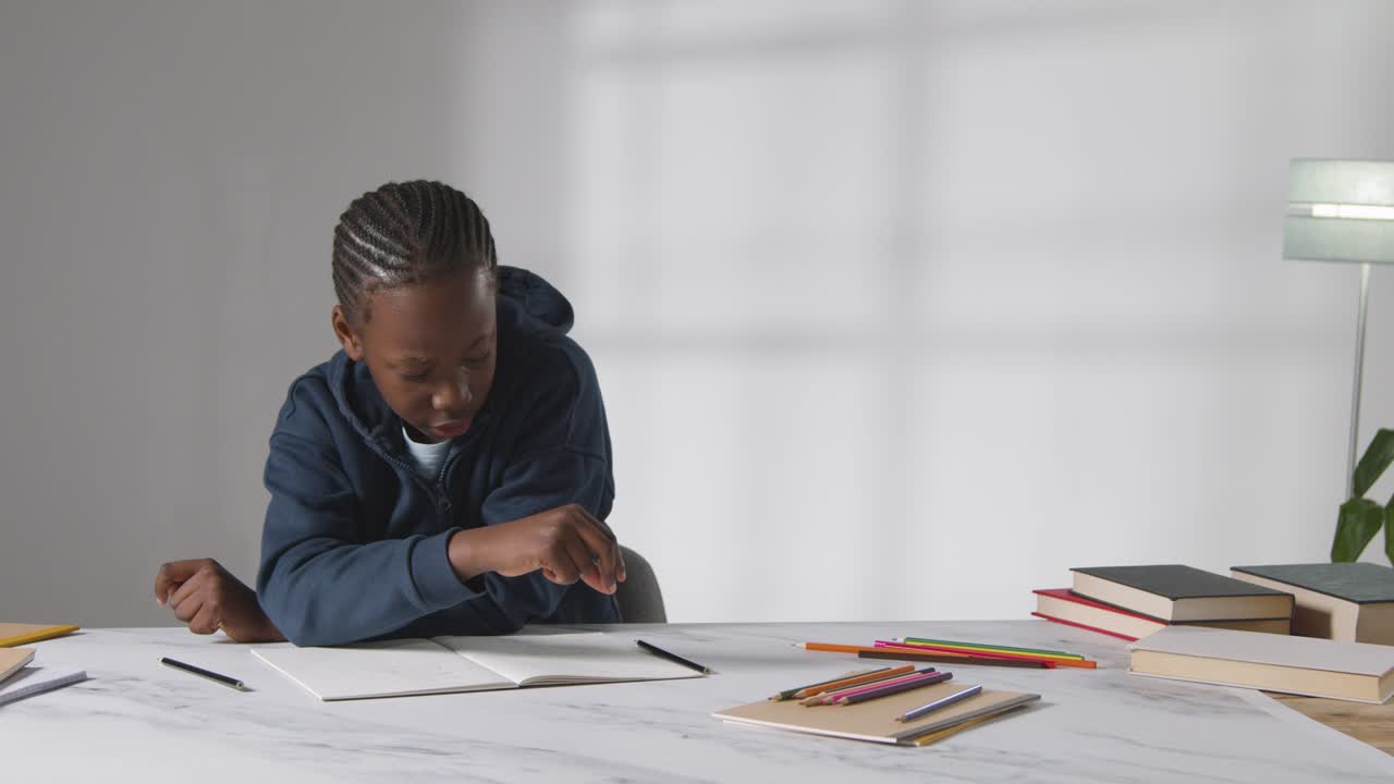 foto de estudio de un niño en la mesa luchando por concentrarse en el libro escolar 1