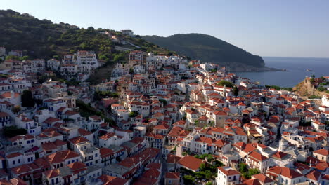 Vista-Aérea-De-La-Famosa-Ciudad-De-Skopelos,-Chora-En-Espóradas,-Egeo,-Grecia