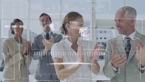 animación del procesamiento de datos financieros sobre diversas personas de negocios aplaudiendo en la oficina