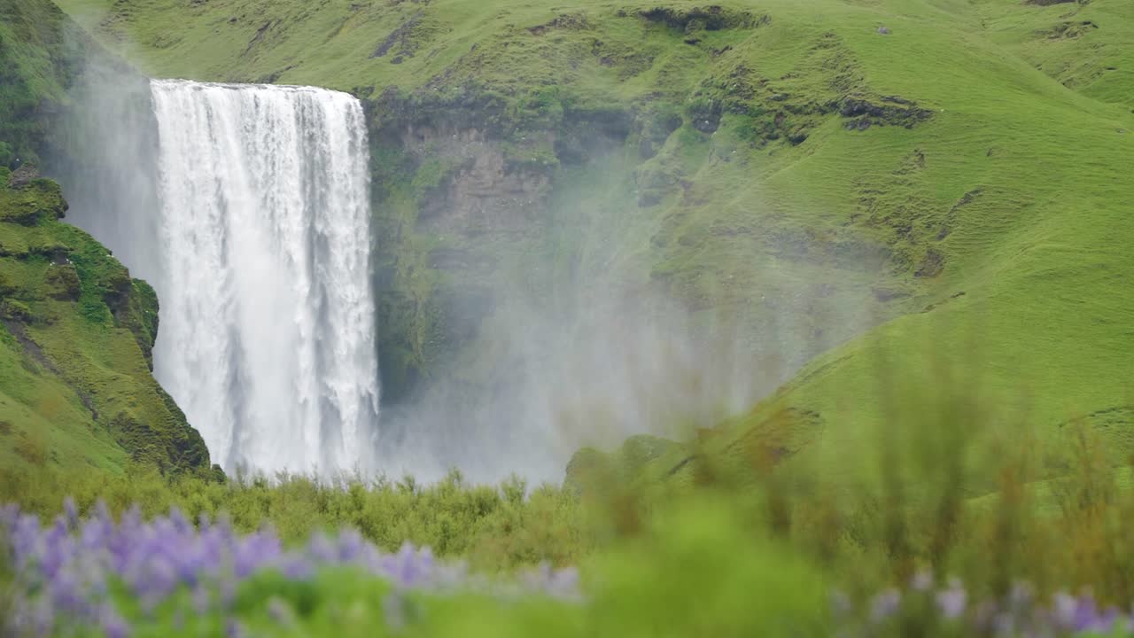 cascada de islandia en un paisaje verde