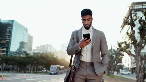 Teléfono,-Caminar-Y-Joven-Empresario-En-La-Ciudad