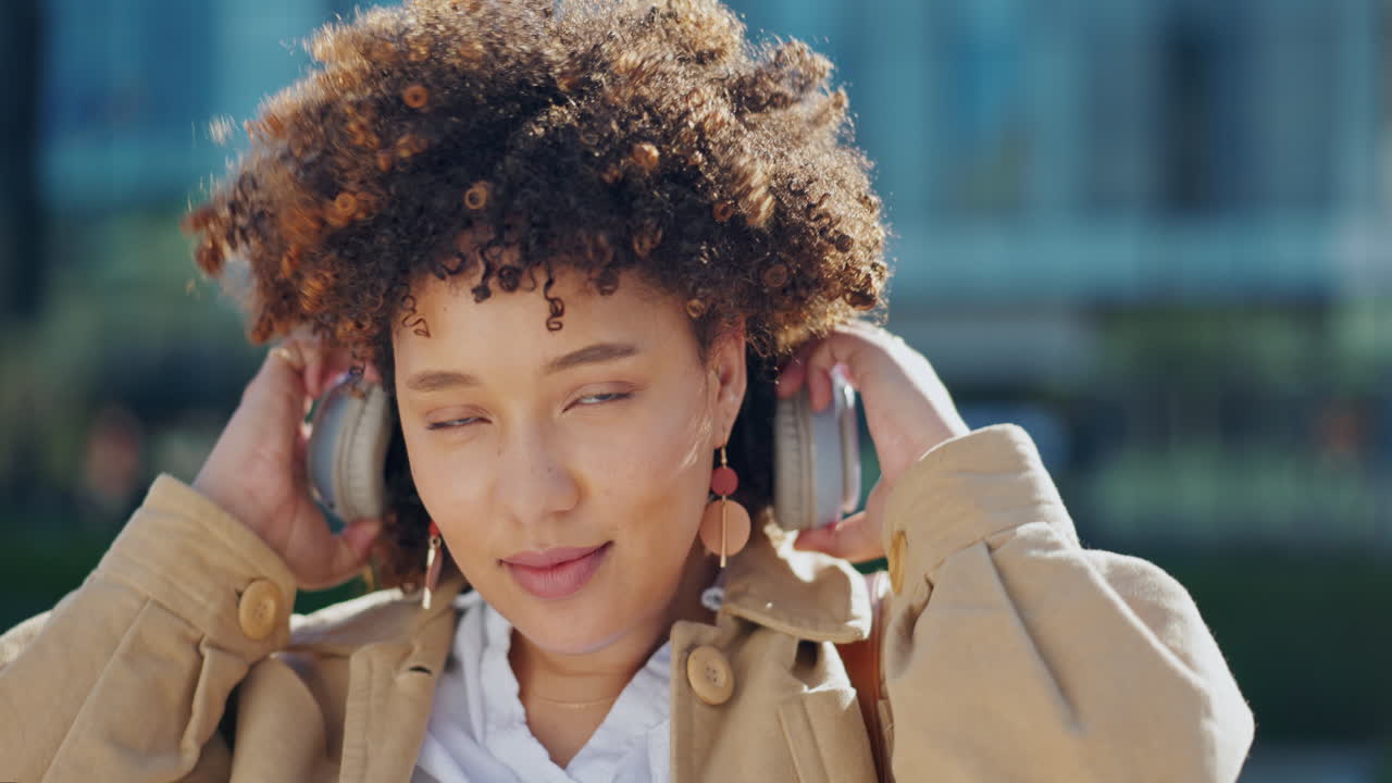 Portrait, musique et femme retirant son casque audio