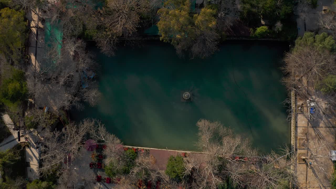 vista aérea del lago ayn zeliha en sanliurfa. imágenes en 4k en turquía