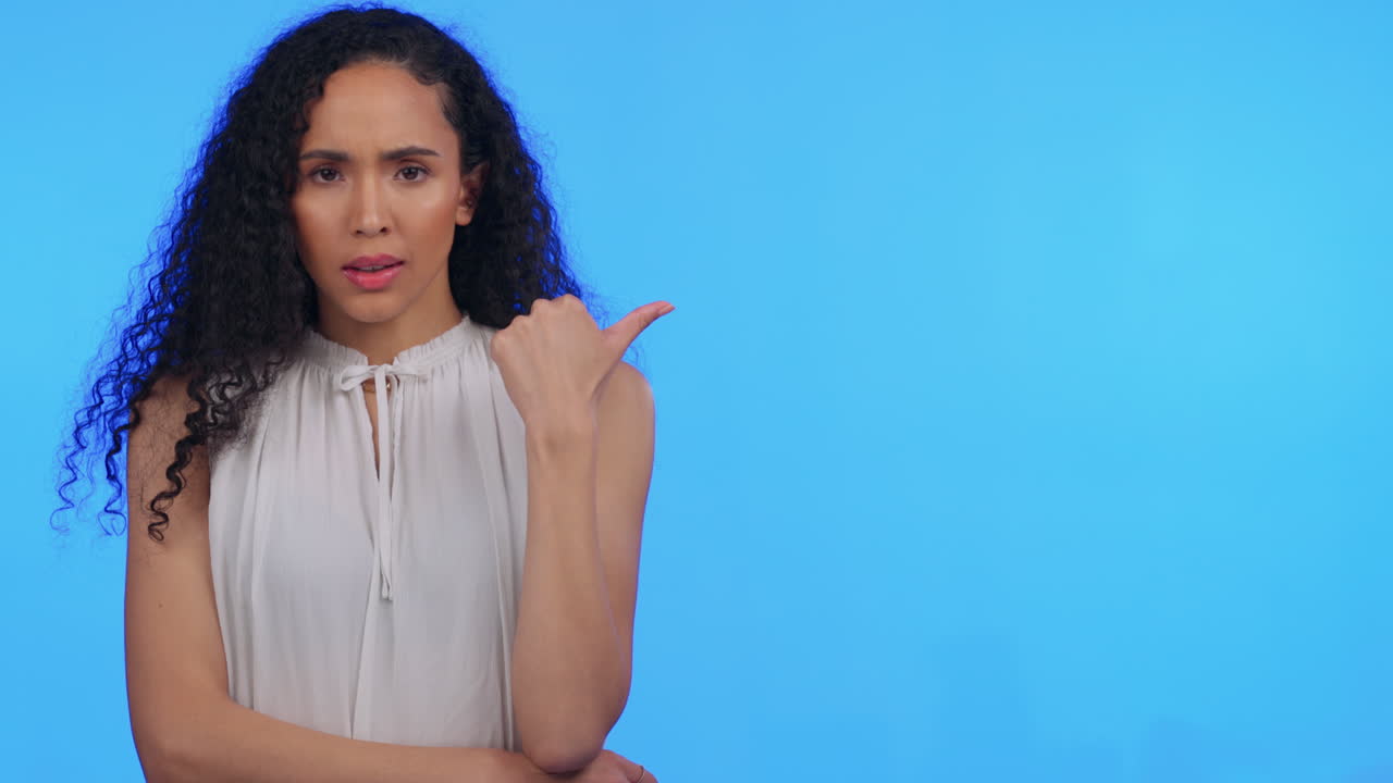 retrato, duda y maqueta con una mujer negra