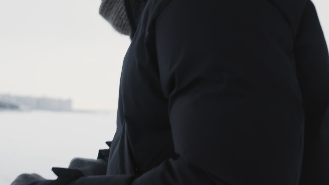 눈이 내리는 날 울고 있는 남자