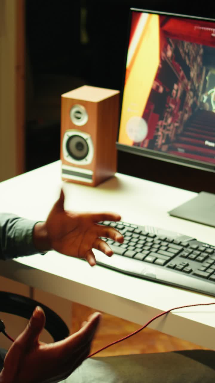Pro gamer che realizza video verticali in studio mentre insegna strategie di gioco agli abbonati