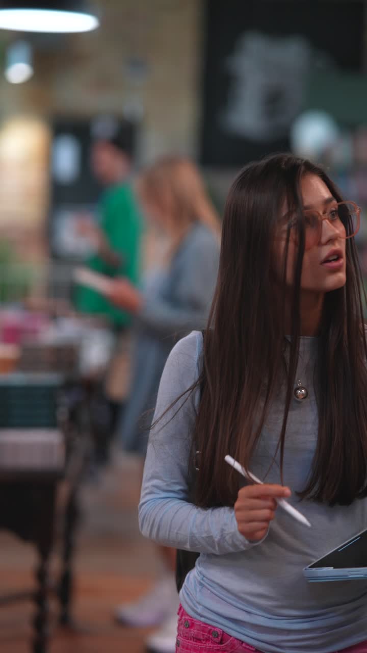 mujer joven tomando notas en un café o biblioteca