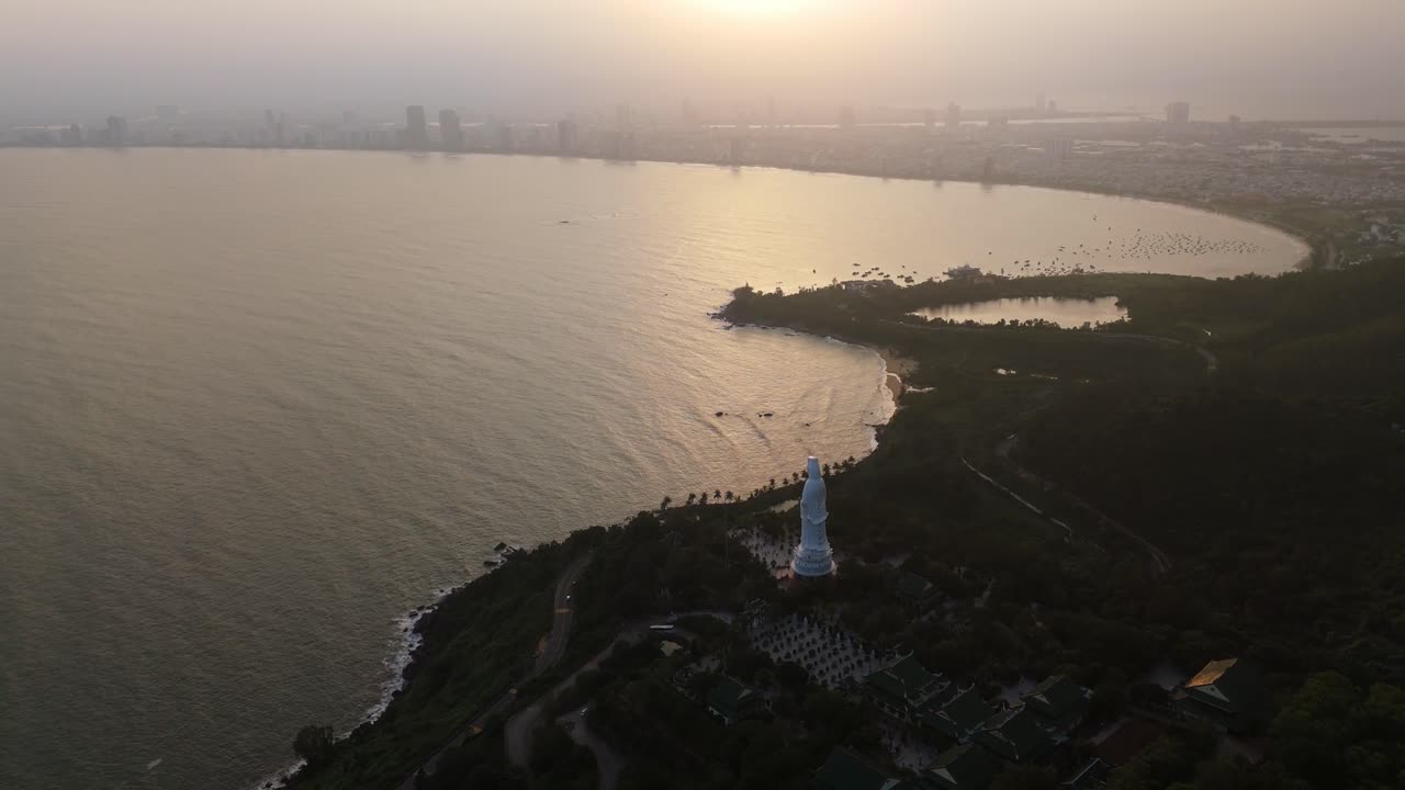 Vista aerea della costa di Da Nang con la statua della Lady Buddha, skyline della città, Vietnam