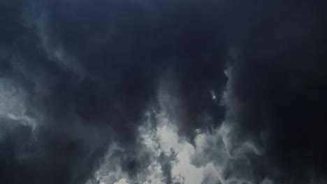 4K-Gewitter,-In-Cumulonimbus-Wolken,-Bevor-Es-Regnet
