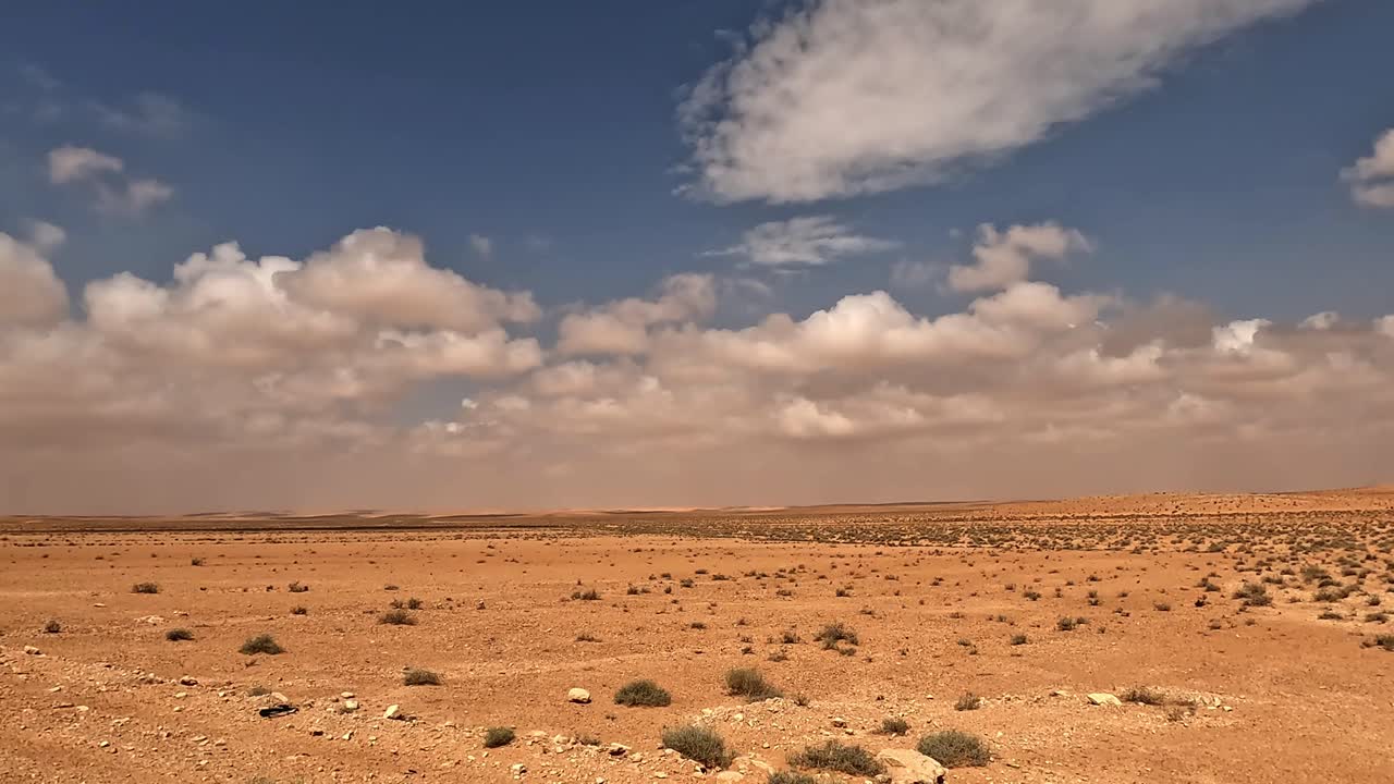 Guida in prospettiva personale lungo una strada desertica remota e solitaria in Tunisia, dal punto di vista del passeggero