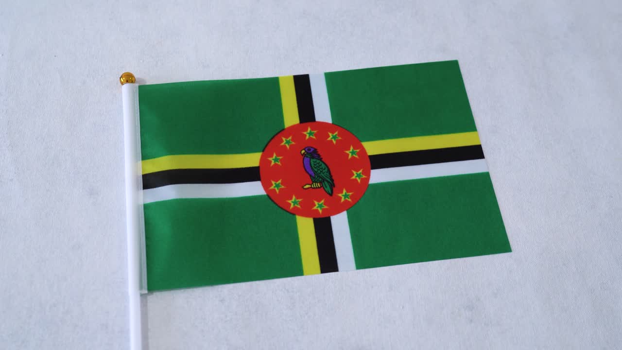 Bandiera della Dominica, stato insulare nei Caraibi, con sfondo bianco.