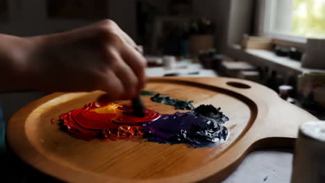 artista mezclando colores en la paleta