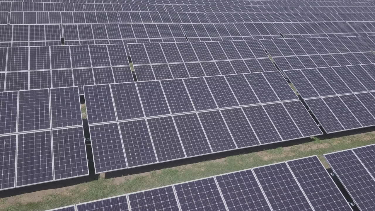 filas expansivas de paneles en una enorme granja de energía solar en un día soleado