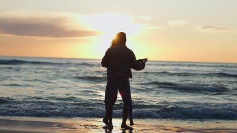 Silueta,-Baile-Y-Una-Pareja-En-La-Playa-Durante