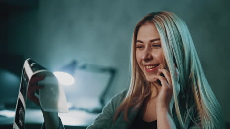 mujer alegre con teléfono mira imágenes de ultrasonografía