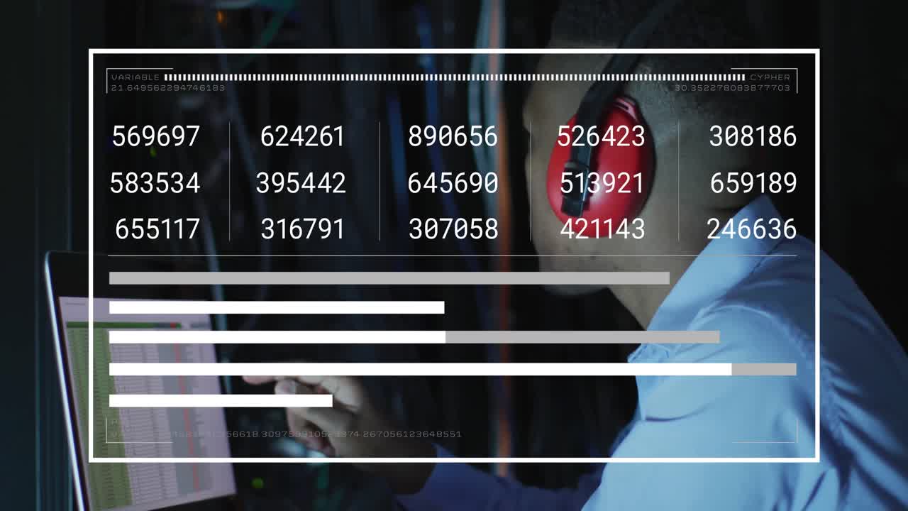 animación de procesamiento de datos sobre ingeniero afroamericano con computadora portátil trabajando en la sala de servidores