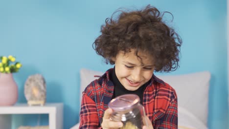 el chico inteligente ahorra su alcancía de oro para su futuro y sueños. inversión.