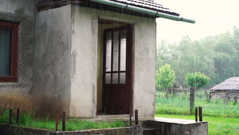 Una-Casa-Antigua,-Un-Día-Lluvioso-En-El-Campo