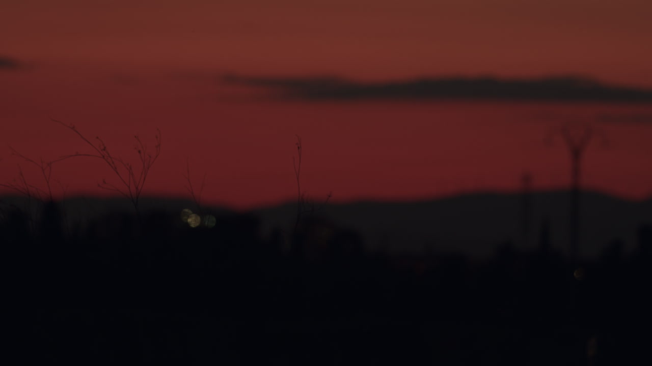 tráfico nocturno en el campo rural