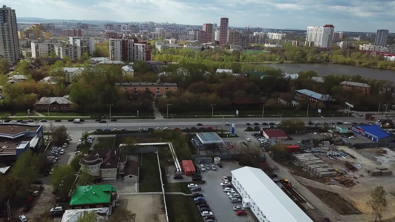 воздушный вид города с парком и рекой