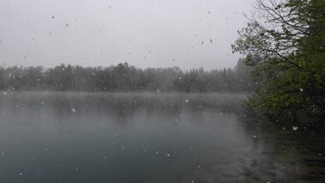 Schnee-Fällt-Auf-Den-See-Mit-Nebel-Und-Dunst-In-Österreich,-Europa