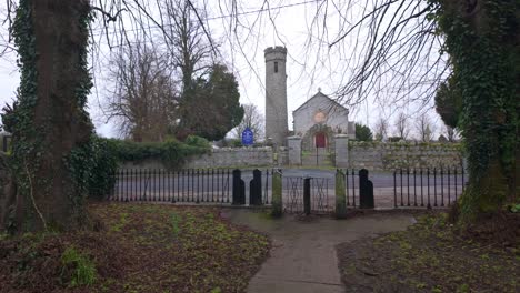 역사적인 둥근 타워 교회와 묘지에 대한 입구 castledermot kildare 아일랜드