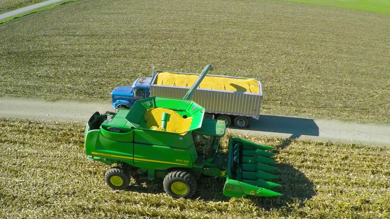 직장에서 옥수수 결합 수확기가있는 시골 미국 농장의 우수한 공중 1