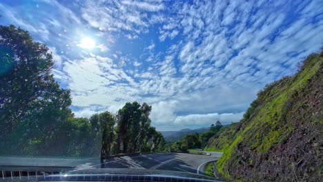 Fahr-POV-Auf-Einer-Betonierten-Straße,-Roadtrip-Auf-Dem-Land,-Bergauf