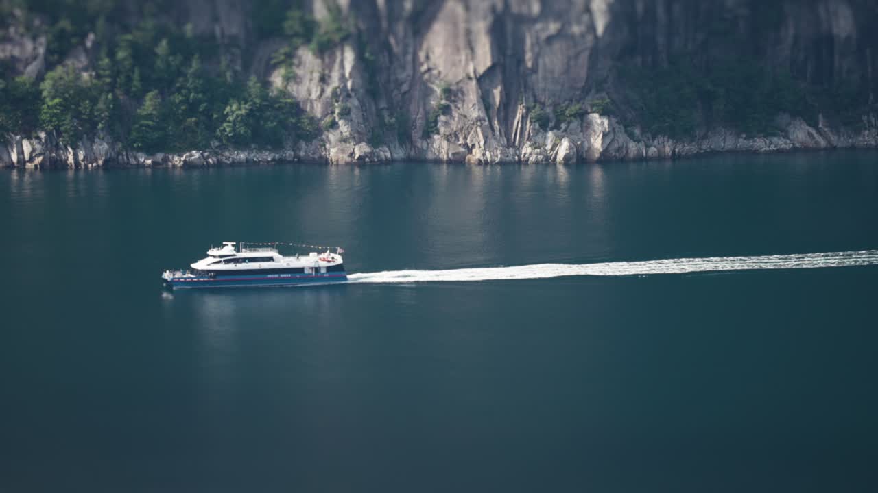 el ferry de pasajeros que cruza el fiordo de lysefjord. cámara lenta, seguimiento panorámico