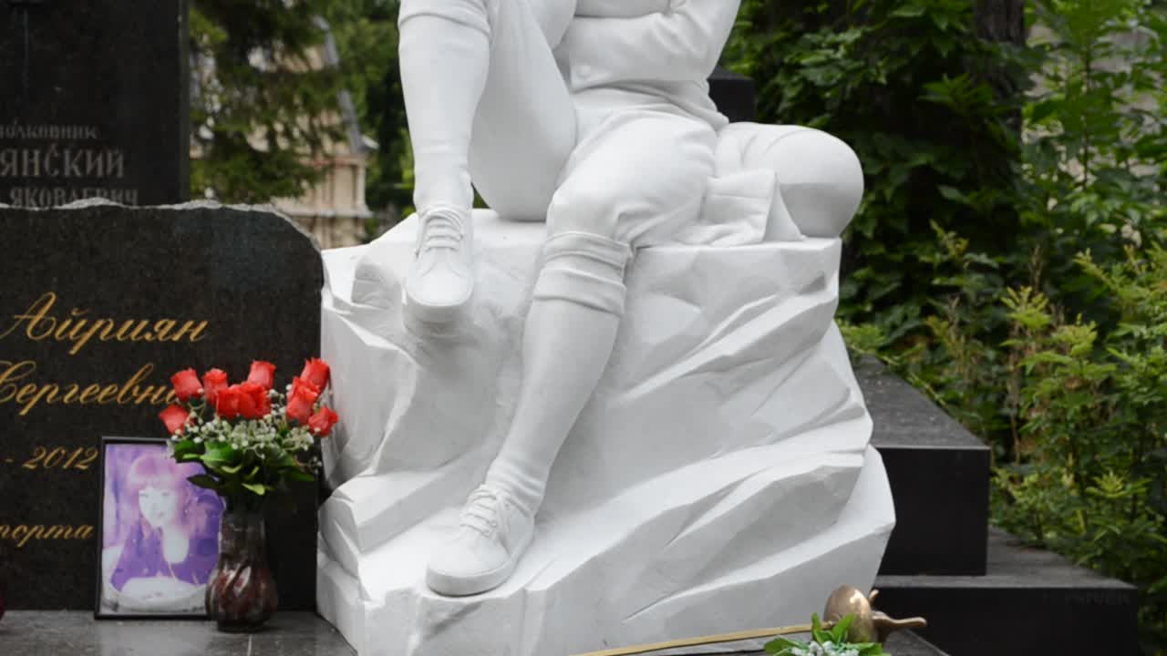 Monumento al noto schermidore ucraino. Leopoli, Ucraina. Cimitero di Lychakiv, il complesso storico-memoriale (dal 1991) a Leopoli nel quartiere storico di Lychakiv, uno dei cimiteri più antichi dell'Ucraina.