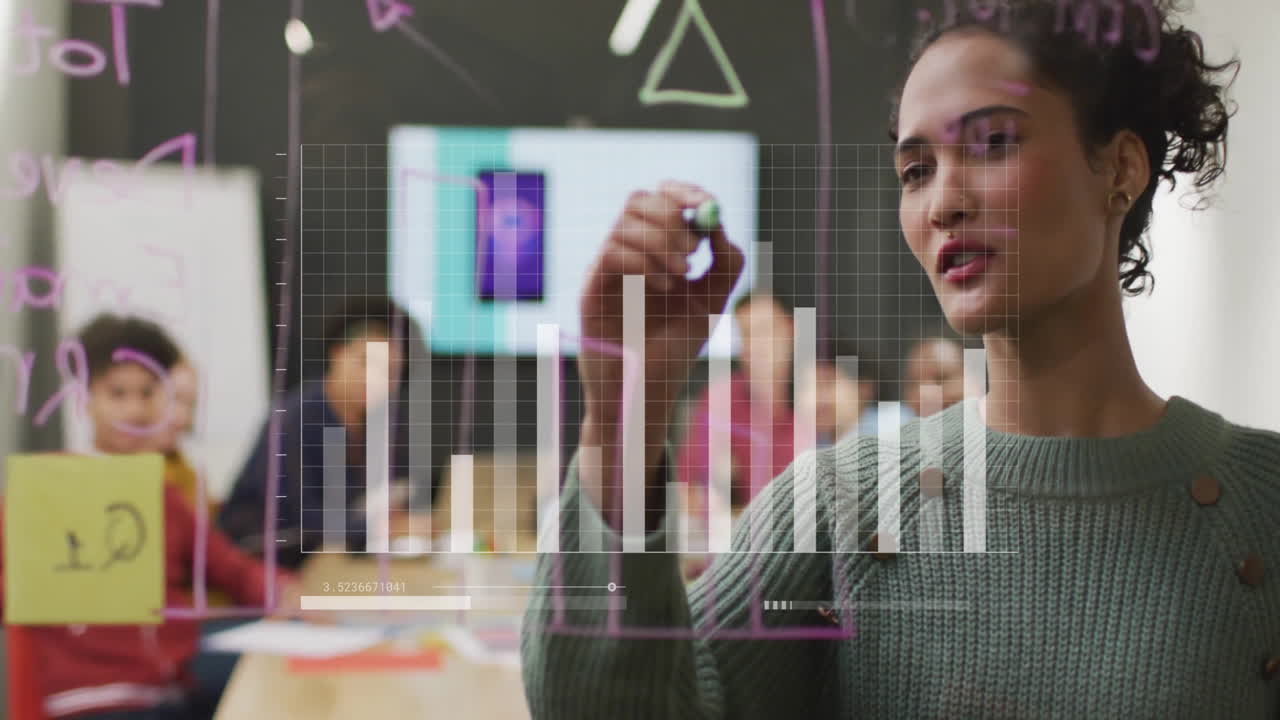 escribiendo en una tabla transparente, mujer con animación de gráficos de barras sobre el fondo de la clase