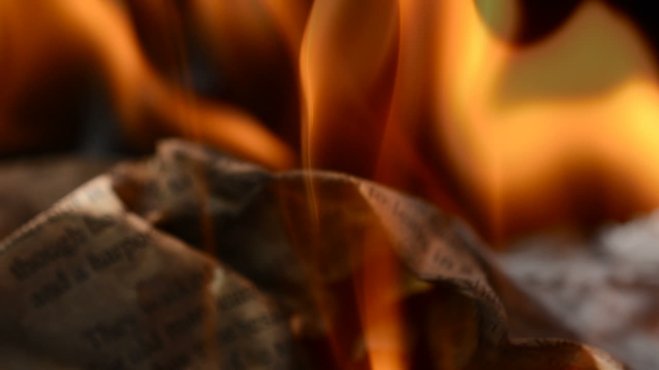 Slow Motion. Il testo e la lettera in fiamme. Slow Motion. Il testo in fiamme