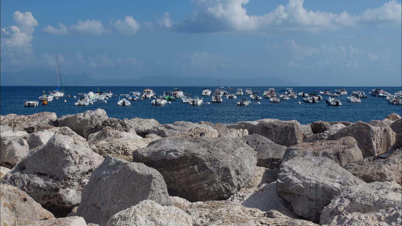 Scorcio suggestivo di barche ancorate al largo di una costa rocciosa