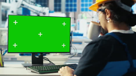 experto en plantas de paneles solares que construyen celdas solares ambientalmente seguras en una maqueta de pc