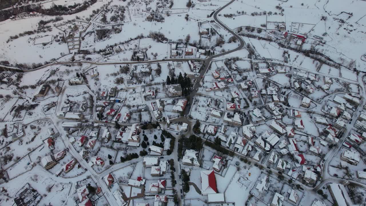 Arnavutluk'ta karla kaplı sokakları, konukevleri ve otelleriyle Voskopoja köyü, dağ turizmi.